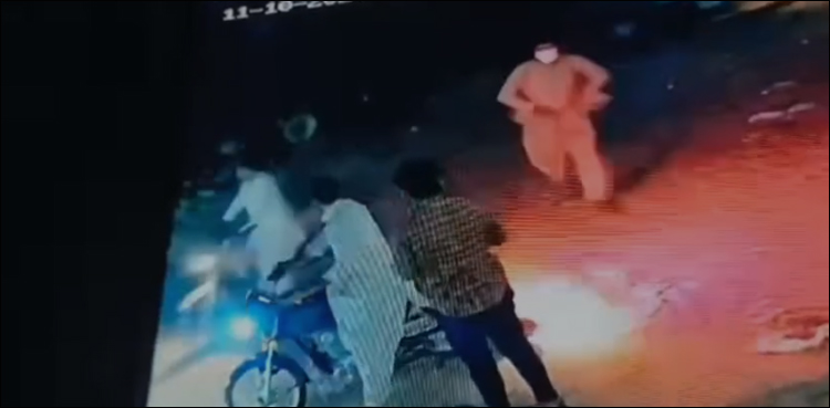 بھینس کالونی میں موٹر سائیکل سواروں سے لوٹ مار کی واردات، فوٹیج سامنے آ گئی