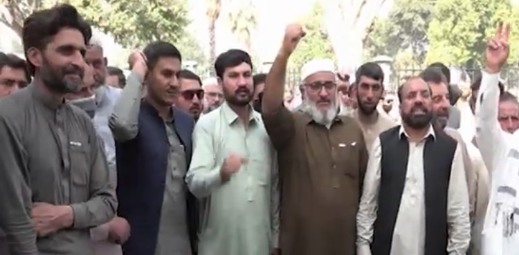 پشاور : احتجاج کرنے والے اساتذہ کے خلاف سخت کارروائی کا حکم