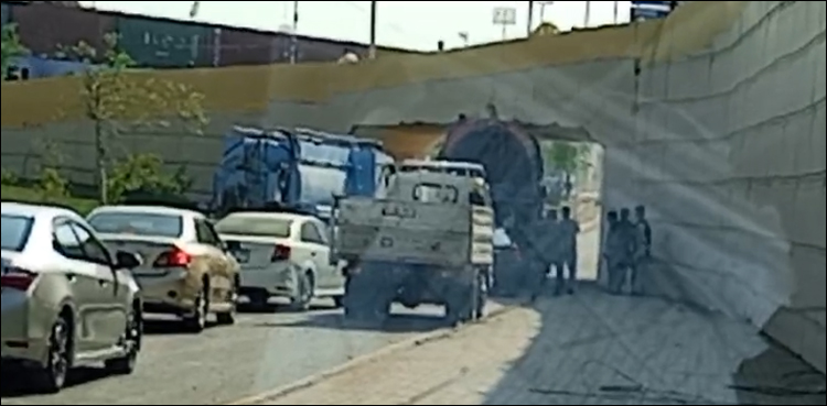 تیز رفتاری کا انجام، کراچی میں ٹرک پل کے نیچے پھنس گیا