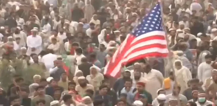 صوابی جلسے میں امریکی جھنڈا لہرانے کا واقعہ ،   پی ٹی آئی کا ردعمل آگیا