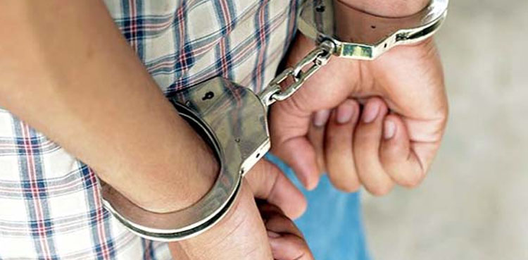 کراچی : پولیس مقابلے کا زخمی ملزم اسپتال سے ڈرامائی انداز میں گرفتار