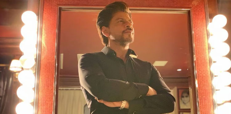 شاہ رخ صرف امیروں اور صنعتکاروں کی نہیں بلکہ غریبوں کی شادی میں بھی پرفارم کرتے ہیں! ویڈیو