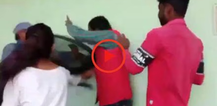 طالبہ کو فحش پیغامات بھیجنے والے اسکول ٹیچر کی درگت بنا دی گئی، ویڈیو وائرل