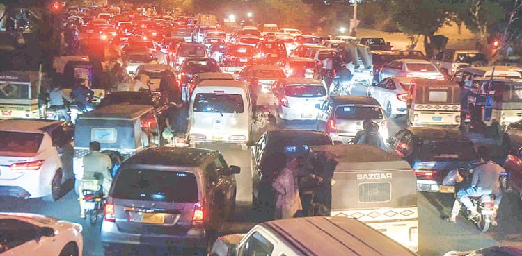 شہر قائد میں ٹریفک جام معمول، جگہ جگہ پارکنگ مافیا کے کارندے سرگرم