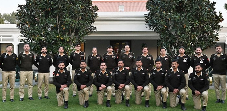 آرمی چیف کی کیمبرین پیٹرول میں گولڈ میڈل جیتنے والی ٹیم سے ملاقات
