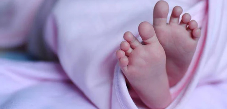 شوہر کا قرض اتارنے کیلیے بیوی نے اپنا نومولود بچہ بیچ دیا