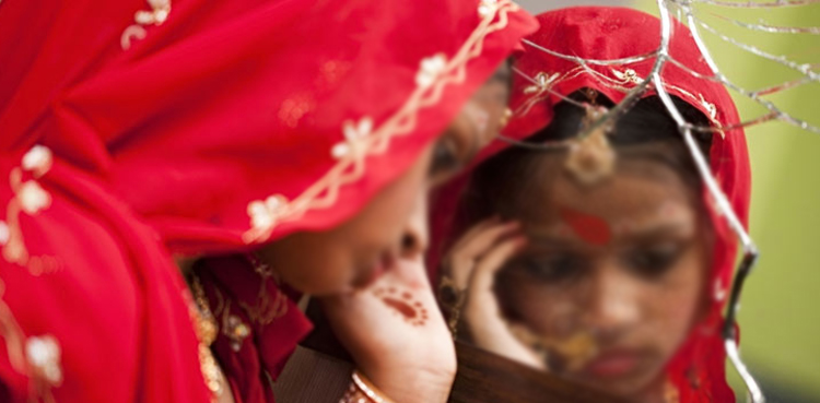 بوڑھے شخص سے زبردستی شادی کروانے پر  کمسن بچی  گھر سے بھاگ گئی