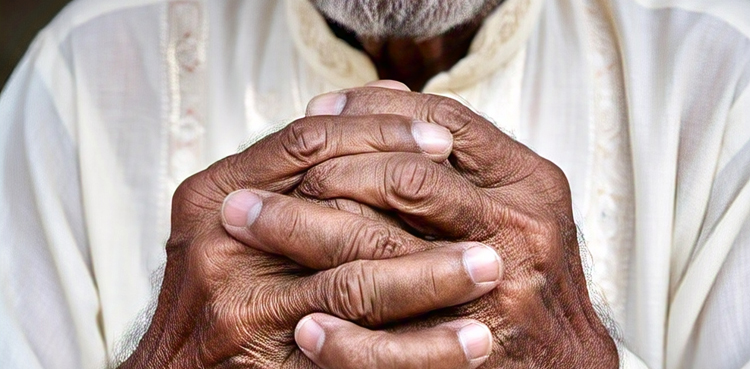 میری بیٹیاں مر گئیں یا زندہ ہیں کوئی تو بتا دے،  بوڑھے باپ کی عدالت میں  دہائیاں
