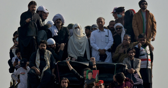 ڈی چوک احتجاج کے بعد بانی پی ٹی آئی اور پارٹی قیادت کے لیے مشکلات بڑھنے لگیں