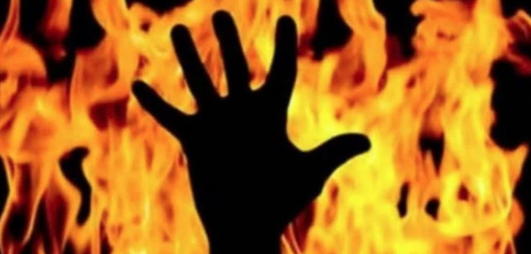 دل دہلا دینے والا واقعہ ، سفاک بیٹیوں نے باپ کو رسیوں سے باندھ کر زندہ جلا دیا