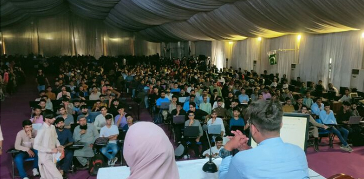 کراچی میں آئی ٹی طلبہ کو اب ہارورڈ یونیورسٹی کے پروفیسر آن لائن پڑھائیں گے