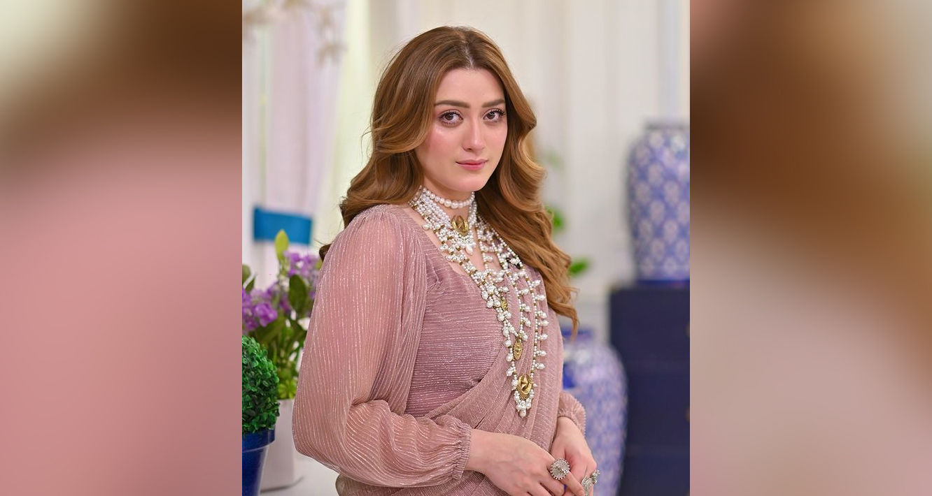 مومنہ اقبال سینئر اداکارہ کے ناروا سلوک پر بول پڑیں