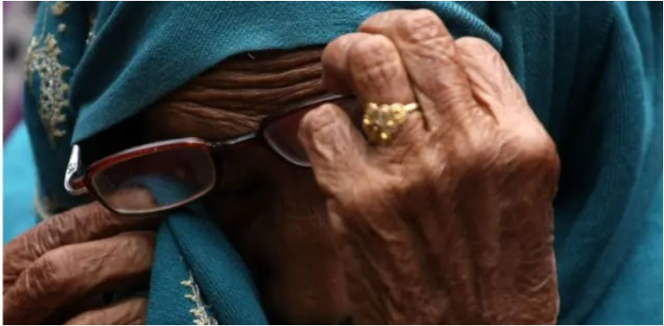 بیٹوں نے جائیداد کے کاغذات چھین کر ماں کو گھر سے نکال دیا