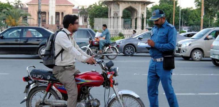 ٹریفک قوانین کی خلاف ورزی ، موٹر سائیکل سوار پر 1 لاکھ 54ہزار روپے جرمانہ عائد
