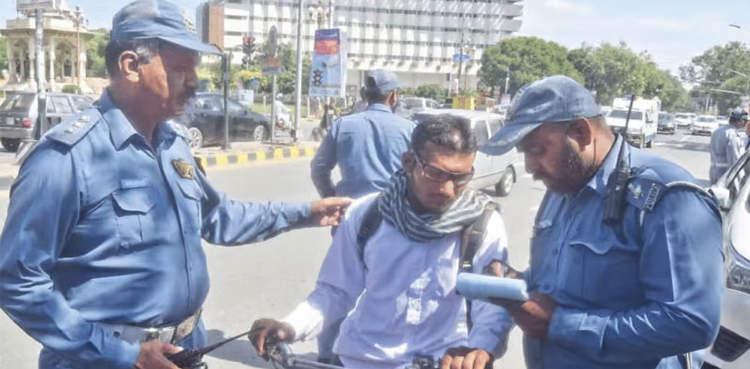 لاہوریوں نے ٹریفک قوانین کی خلاف ورزیوں کے تمام ریکارڈ توڑ دیئے