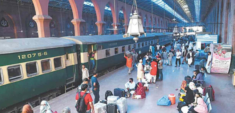 پاکستان ریلوے کن مسافروں کو 50 فیصد رعایت دے رہا ہے؟