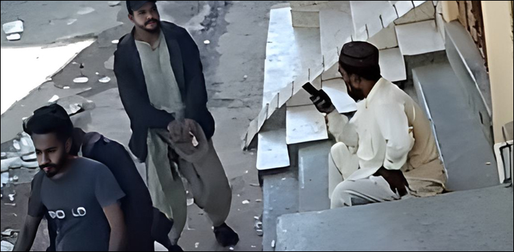 فوٹیج: لٹیرے امام مسجد سے موبائل فون اور نقدی چھین کر فرار ہو گئے