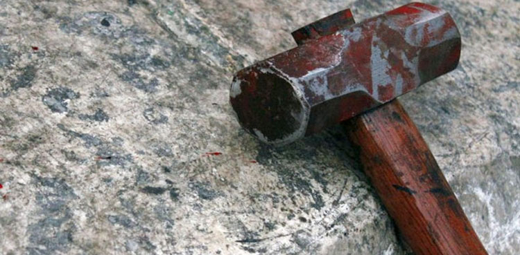 گھر میں داماد نے ہتھوڑے کے وار سے سسر کو قتل کردیا