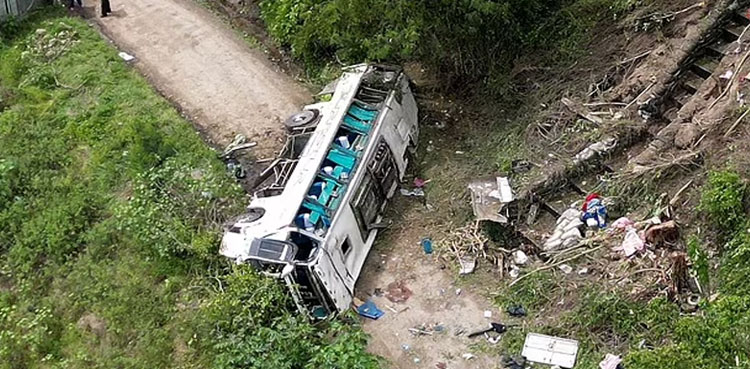 بس کھائی میں گرنے سے 13 سیاح ہلاک، 28 زخمی