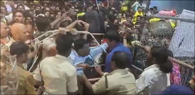 بھارتی مندر میں‌ الم ناک حادثہ پیش آ گیا، 6 ہلاک درجنوں زخمی