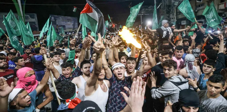 غزہ جنگ بندی : ہزاروں فلسطینی سڑکوں پر نکل آئے