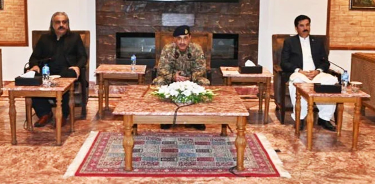 کیا بیرسٹر گوہر آرمی چیف کی پشاور میٹنگ میں موجود تھے؟