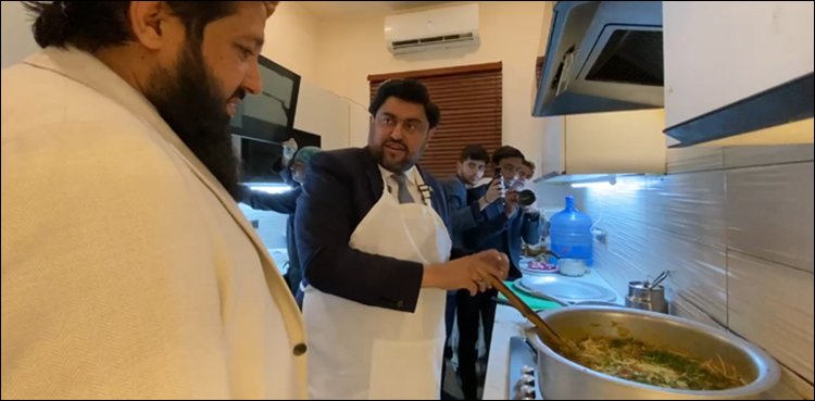 ویڈیو رپورٹ: گورنر سندھ نے حلیم اور حلوہ تیار کیا، مولانا فضل الرحمان کو بھی دعوت