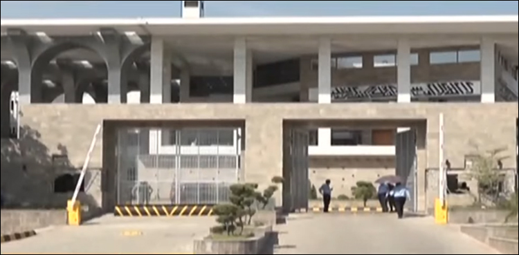 بانی پی ٹی آئی اور بشریٰ بی بی کو ہائیکورٹ سے فوری ریلیف نہ مل سکا