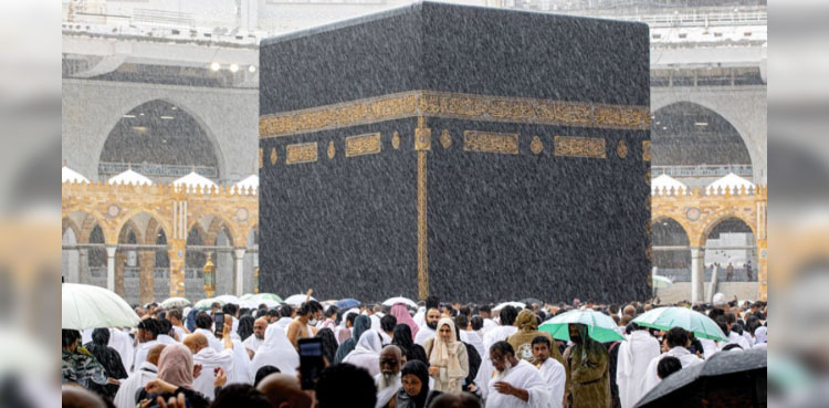 مسجد الحرام میں  تیز بارش کے دوران زائرین کی دعائیں