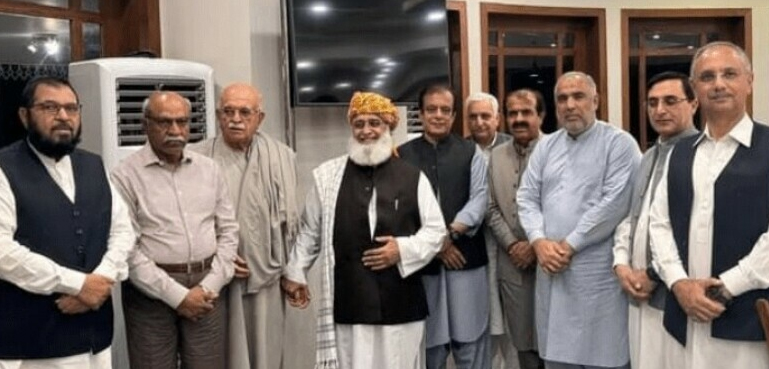 گرینڈ اپوزیشن بنانے کے لیے ایک سینئر سیاستدان سرگرم