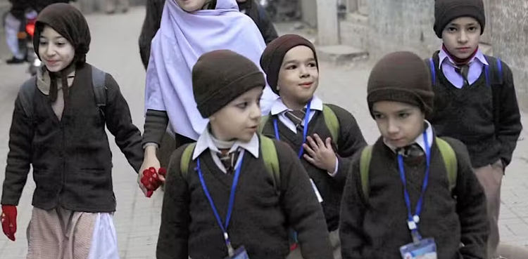 اسکول کے بچوں کو سردی سے بچانے کا منصوبہ سامنے آگیا