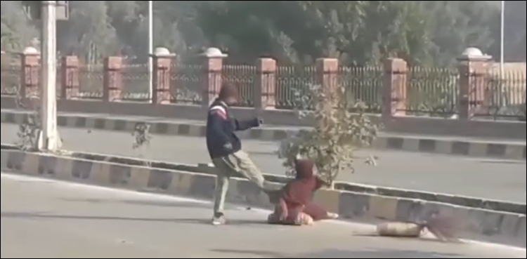 وائرل ویڈیو: خاکروب نے بیوی کو تشدد کا نشانہ بنا ڈالا، بیوی کا معافی کا اعلان