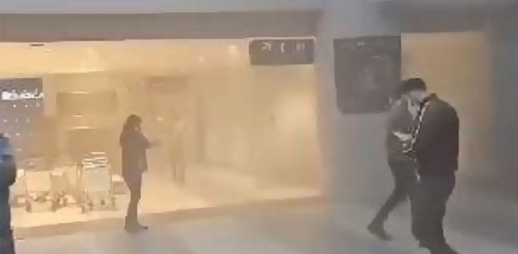 ڈی پورٹ کرنے پر مسافر نے ایئرپورٹ پر آگ لگادی