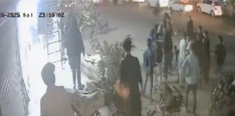 فوٹیج: کراچی کی صدرموبائل مارکیٹ کے تاجر پر پارکنگ مافیا کے کارندوں کا تشدد
