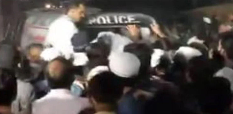 کراچی : شہریوں نے ڈاکو کو رنگے ہاتھوں پکڑ کر دھنائی کردی