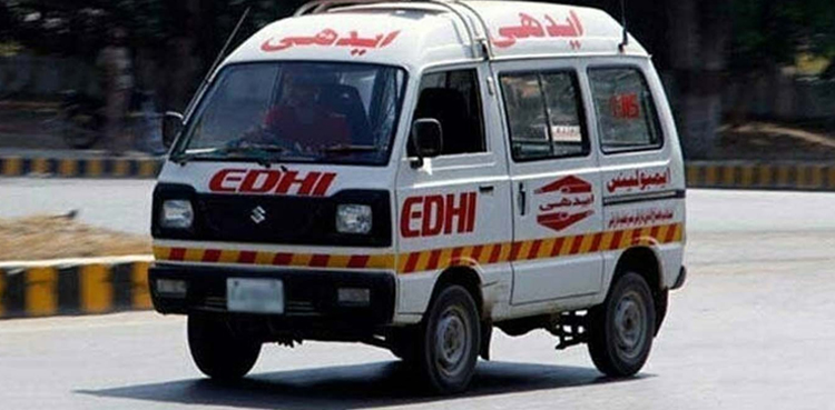 کراچی میں ٹرالر نے کار کو کچل ڈالا