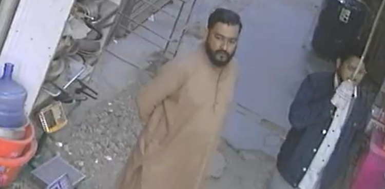 ویڈیو رپورٹ: کراچی میں ڈاکو رکشہ ڈرائیور بن کر وارداتیں کرنے لگے، جہیز کا سامان لوٹ کر فرار