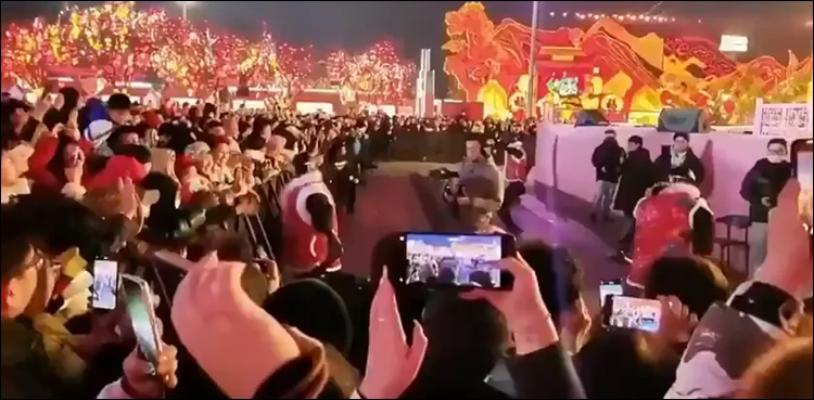 اے آئی روبوٹ نے اچانک تماشائیوں پر حملہ کر دیا، دل دہلا دینے والی ویڈیو وائرل