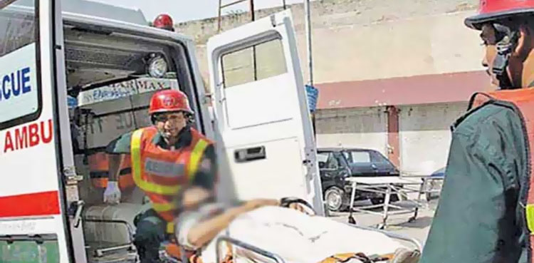 مسافر کوچ اور کار کے درمیان خوفناک تصادم