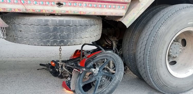 کراچی : خونی ڈمپر نے موٹرسائیکل سوار 2 افراد کو کچل ڈالا