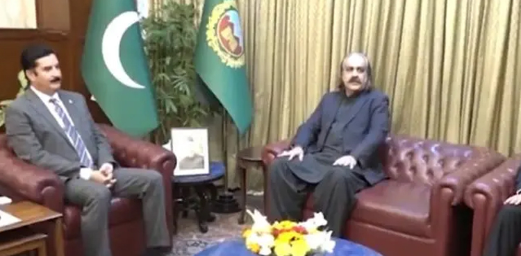 وزیراعلیٰ علی امین گنڈا پور اور فیصل کریم کنڈی کی خوشگوار موڈ میں ملاقات