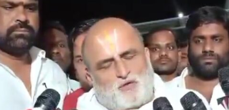 انتہا پسند ہندوؤں نے مندر کے پجاری کو بھی نہ بخشا