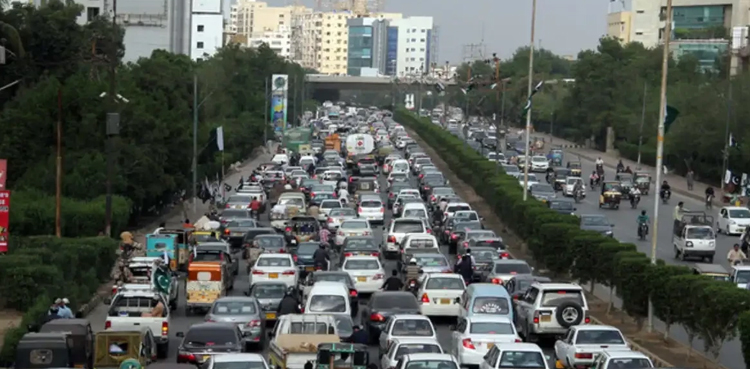 کراچی میں ٹریفک قوانین کی خلاف ورزی کیخلاف کارروائیاں، 172 ڈرائیور گرفتار