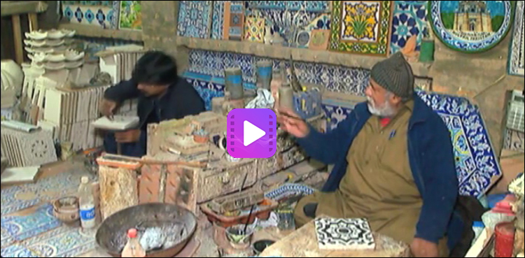 مساجد، مدارس، مزارات کو دریا کی مٹی سے تیار ٹائلز سے سجانے والا کاشی گری کا قدیم فن