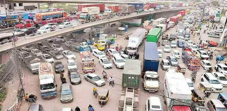 کراچی: ٹرانسپورٹرز کا بڑی گاڑیوں کے سڑک پر آنے کے اوقات کار بڑھانے کا مطالبہ