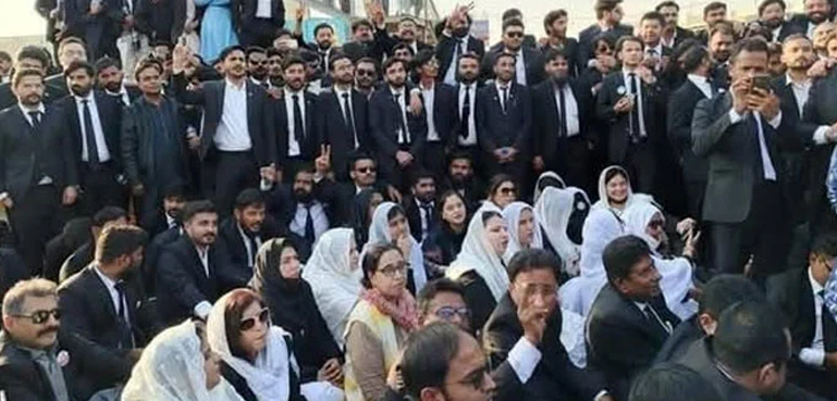 حیدرآباد: وکلا کا پولیس کیخلاف قومی شاہراہ پر 18 گھنٹے سے دھرنا جاری، سینکڑوں گاڑیاں پھنس گئیں