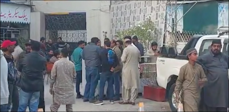 ایم کیو ایم بہادر آباد مرکز پر کارکنوں اور رہنماؤں نے دھاوا کیوں بولا؟ ویڈیو رپورٹ