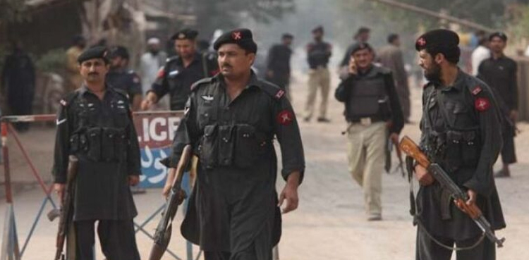 کوہاٹ : دہشت گردوں کا پولیس موبائل پر دستی بموں سے حملہ، 1 دہشتگرد ہلاک ، اہلکار زخمی