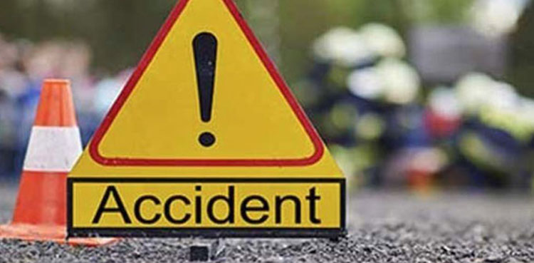آلو سے بھرا ٹرک اور کار حادثے کا شکار، 2 افراد جاں بحق