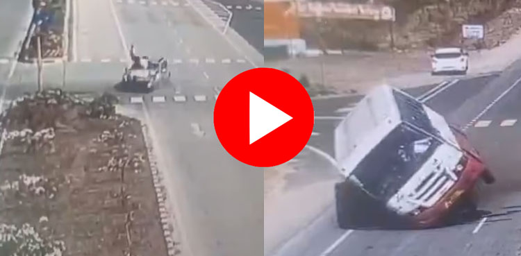 موٹر سائیکل بچانے کی کوشش میں بس اُلٹ گئی، ویڈیو سامنے آگئی
